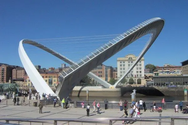 Gateshead_millenium_bridge_open_600