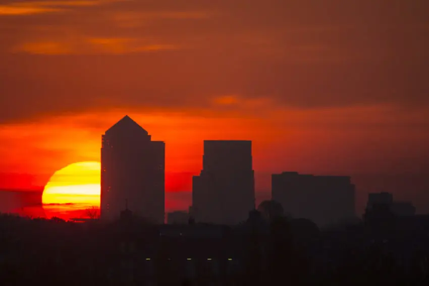 FTSE 100 in the red