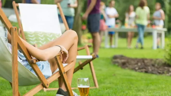 Close-up,Of,Beautiful,Young,Woman’s,Legs,,Girl,Enjoying,Summer,Vacation,
