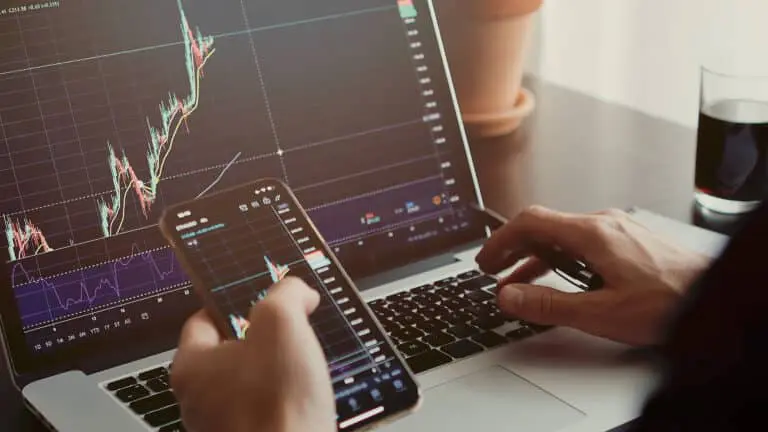 Stocktrader,Analyzing,Profit,Opportunity,Investing,Bitcoin.,Trader,Analyzing,Stock,Trading