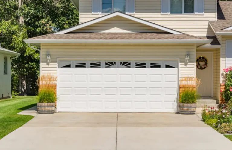 A,Perfect,Neighbourhood.,Family,House,With,Wide,Garage,Door,And