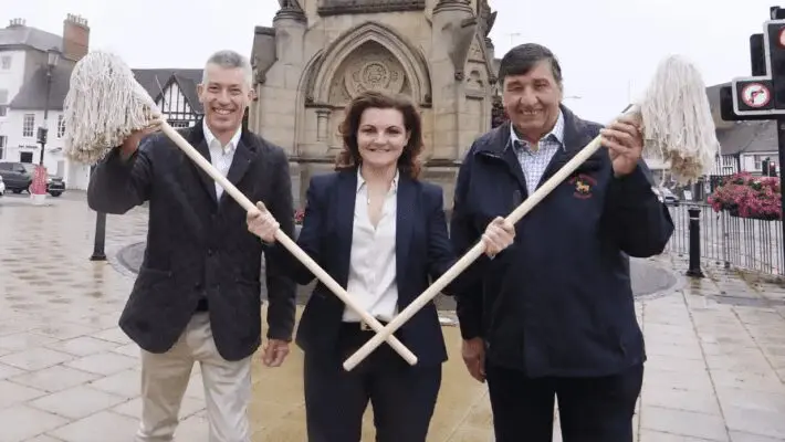 Cllr Matt Jennings, Kate Varvedo from Shakespeare’s England and Willie Wilson of Bob Wilson’s Funfairs in Straford-upon-Avon ahead of the ‘mop fair’.