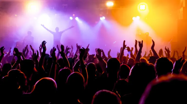Silhouettes,Of,Concert,Crowd,In,Front,Of,Bright,Stage,Lights