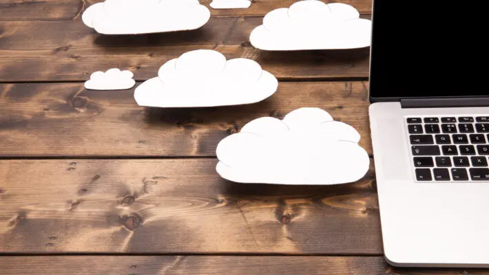 Cloud,Computing,Concept,Laptop,Close,Up,With,White,Clouds,Coming