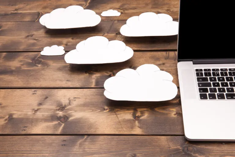 Cloud,Computing,Concept,Laptop,Close,Up,With,White,Clouds,Coming