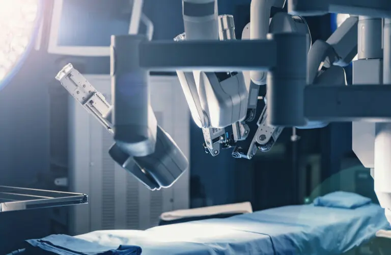 Surgical,Room,In,Hospital,With,Robotic,Technology,Equipment,,Machine,Arm