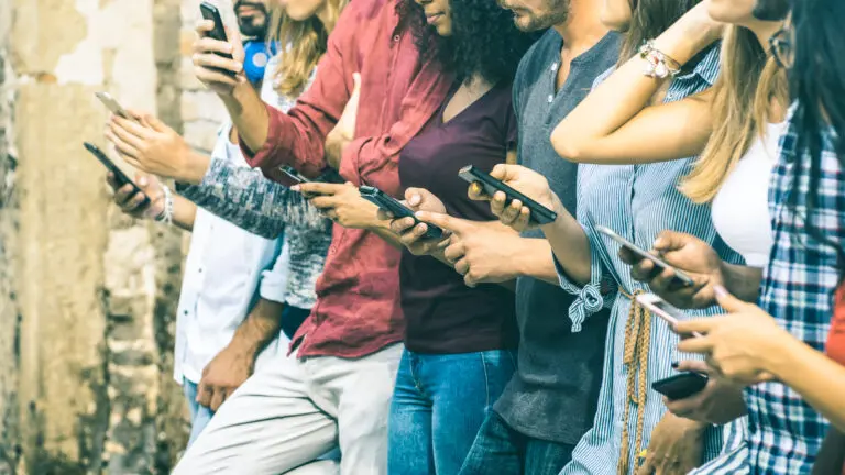 Group,Of,Multicultural,Friends,Using,Smartphone,Outdoors,-,People,Hands
