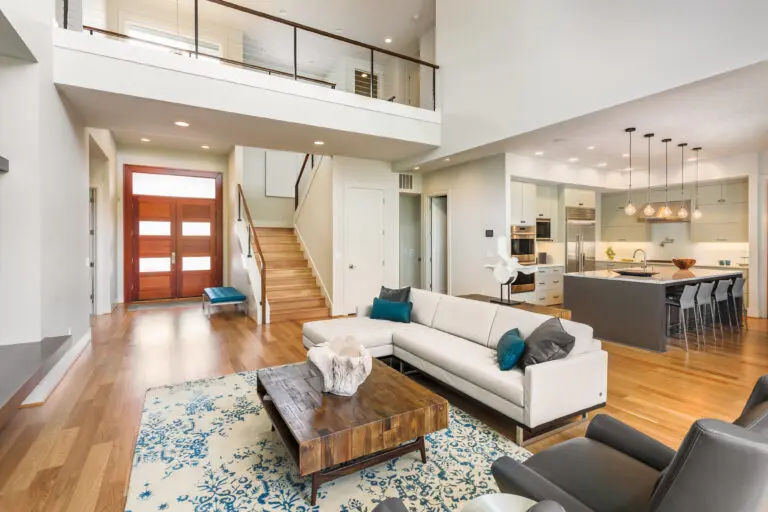 Beautiful,And,Large,Living,Room,Interior,With,Hardwood,Floors,And