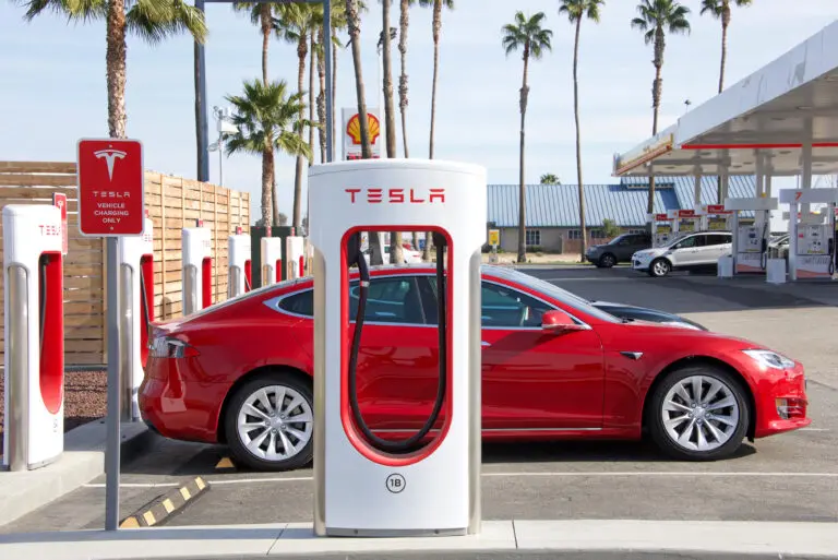 Tesla’s market value has broken through the $1tn mark for the first time after the US electric car pioneer received an order for 100,000 of its vehicles from the rental company Hertz.