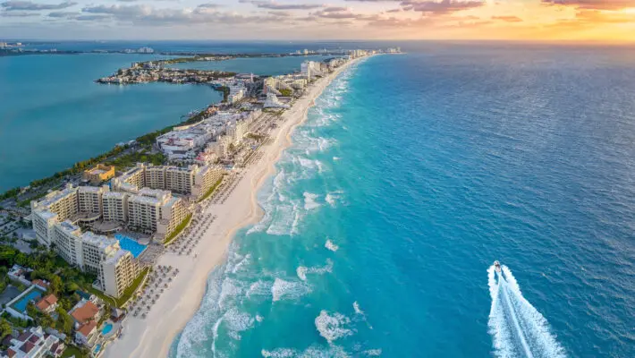 Cancun,Coast,With,Sun