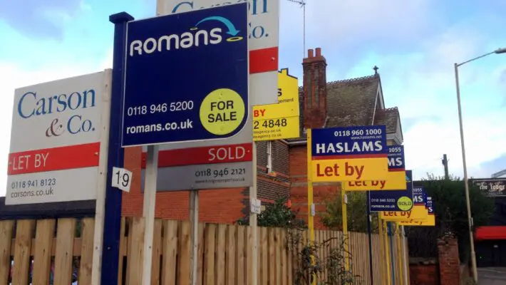 Lenders expect to ease the supply of new mortgages in the coming quarter, according to the Bank of England’s latest study of bank intentions.
