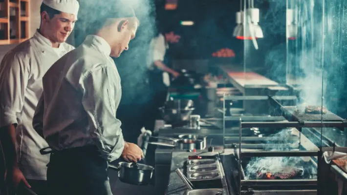 Independent restaurants are being forced to offer hefty sign-on bonuses of £1,000 or more for chefs and other kitchen staff as the shortage of skilled workers tightens in the busy festive season.