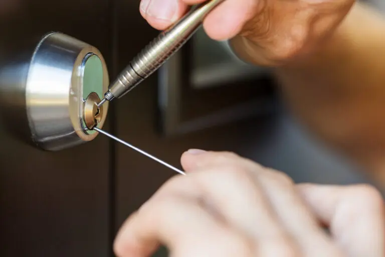 Closeup,Of,Locksmith,Hands,Using,Pick,Tools,To,Open,Locked