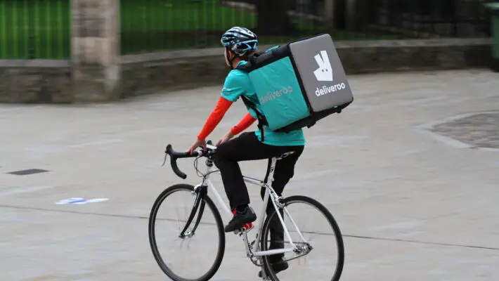 https://bmmagazine---co---uk.lsproxy.app/news/deliveroo-orders-continue-to-rise-but-diners-spend-less-on-food-deliveries/