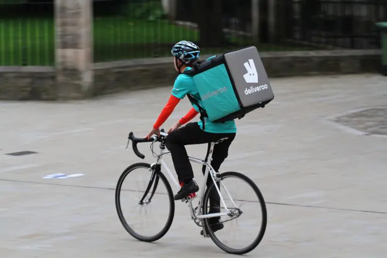 https://bmmagazine---co---uk.lsproxy.app/news/deliveroo-orders-continue-to-rise-but-diners-spend-less-on-food-deliveries/