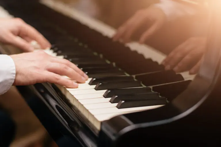 Close-up,Of,A,Music,Performer’s,Hand,Playing,The,Piano