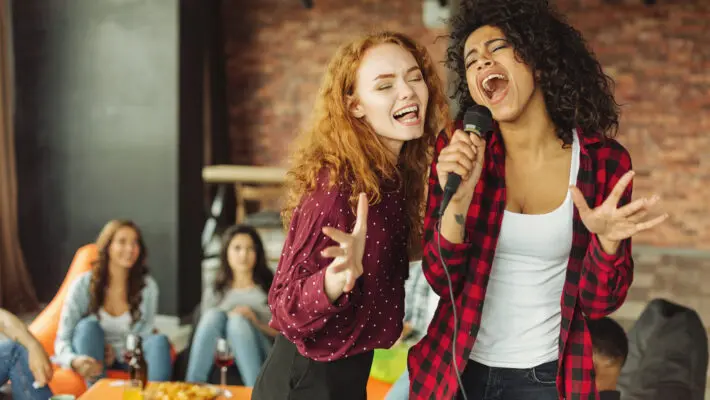 Spotify appears to have introduced a new karaoke feature that rates listeners’ singing.