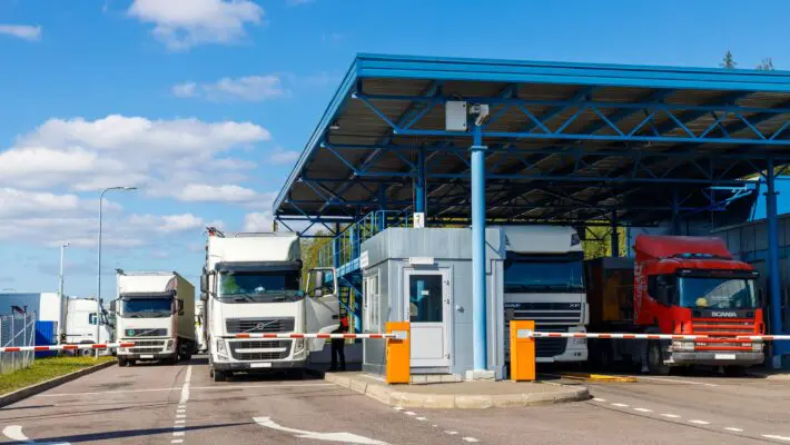One of the UK’s leading customs agents has warned that hundreds of businesses could be banned from importing unless they urgently switch to a new Government computer system.