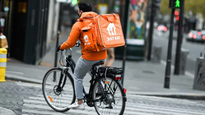Sainsbury’s has joined the rush to provide almost-instant home shopping by signing a deal with the food delivery app Just Eat to offer the rapid distribution of groceries from 175 stores.