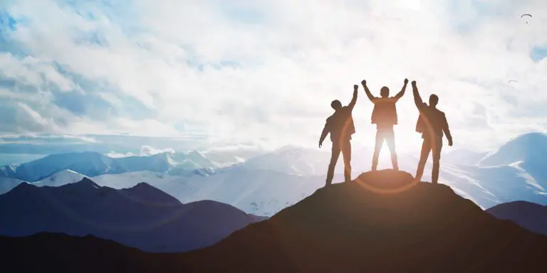 Silhouette,Of,The,Team,On,The,Mountain.,Leadership,Concept