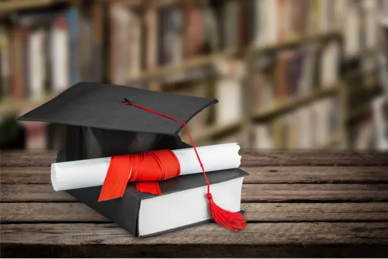 Graduation,Mortarboard,On,Book,On,Background