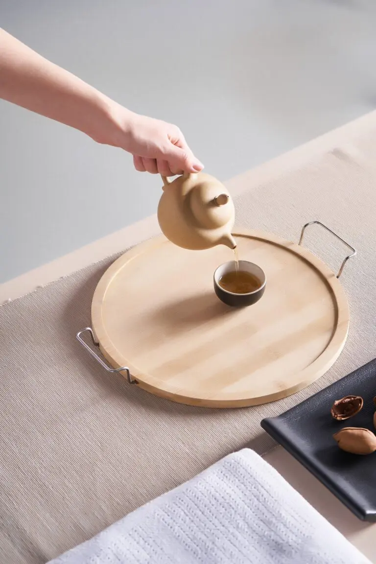 Cropped,Close-up,Shot,Of,A,Female,Hand,Pouring,Tea,From