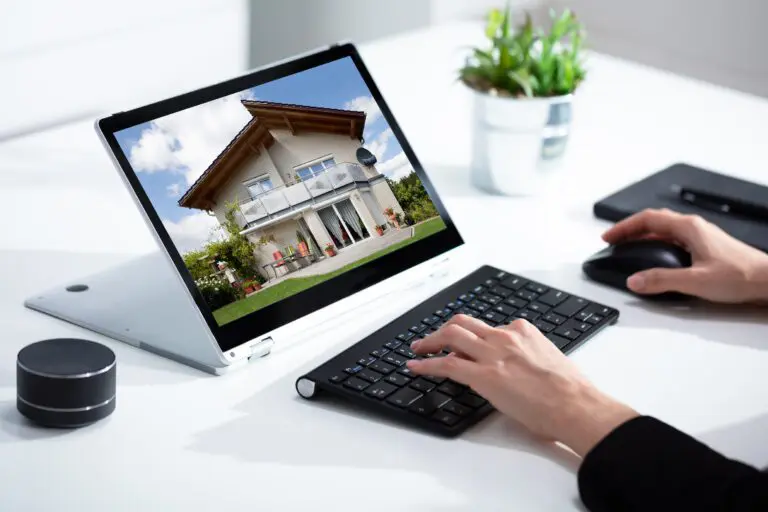 Close-up,Of,Businesswoman’s,Hand,Checking,House,On,Laptop