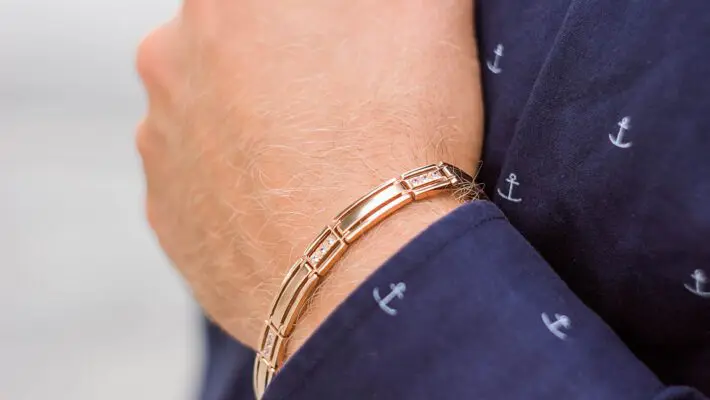 When it comes to finding the perfect gift for your boyfriend, nothing beats the timeless elegance of gold jewelry.
