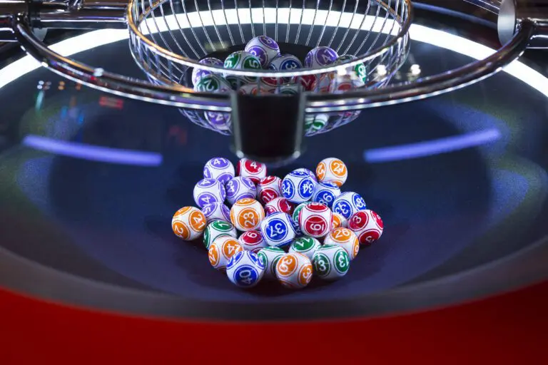 Colourful,Lottery,Balls,In,A,Rotating,Bingo,Machine.