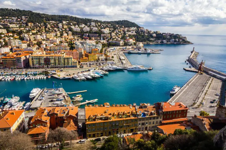 Bienvenue à Nice, voyageurs! Do you have an upcoming Corporate Tour in this beautiful town on the French Riviera? Wondering what activities you can do with the rest of the team?