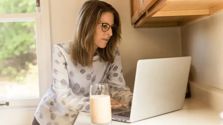 Over 50s who are out of work should be given support to start their own businesses, MPs have said.