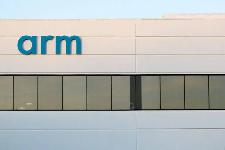 Tech company Amazon is in talks to become an anchor investor in the upcoming stock market flotation of British microchip designer Arm.