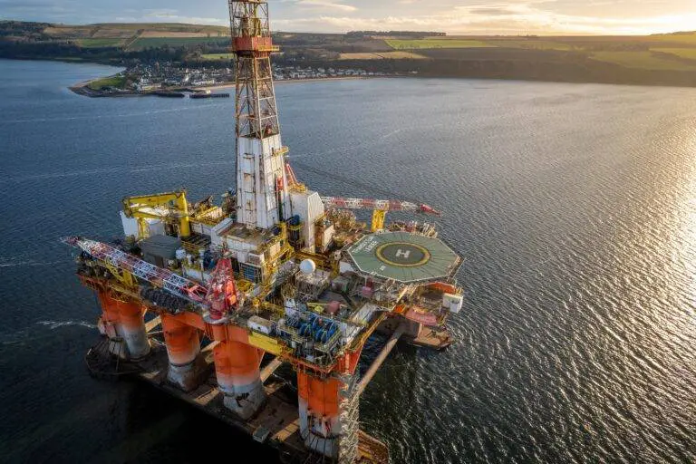 Close,Up,Aerial,View,Of,An,Oil,And,Gas,Drilling