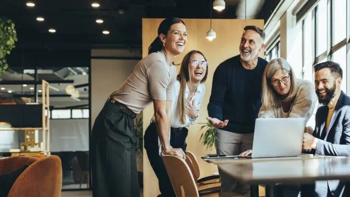 UK's Small businesses are slowly regaining confidence in the economy, despite falling revenues and tightening recruitment, a survey shows.