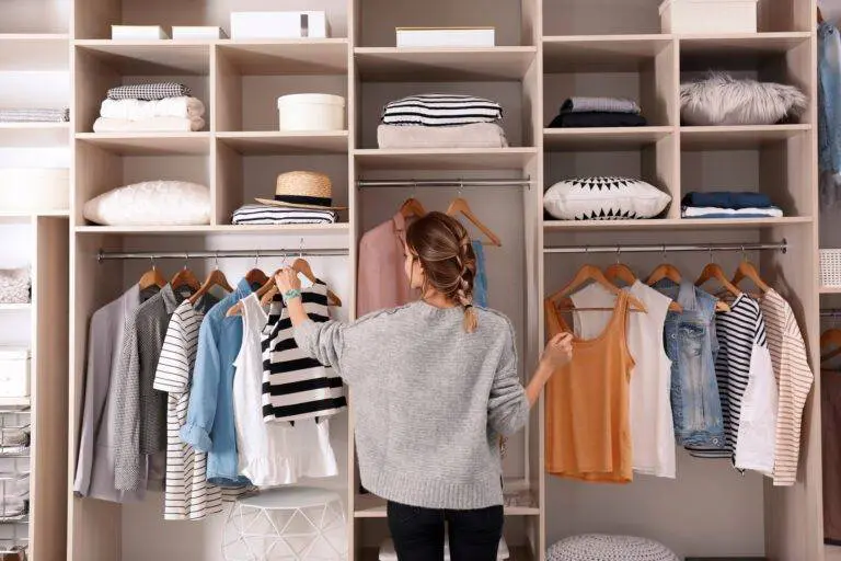 When decorating a home, people are increasingly choosing built-in furniture. It is a modern solution that allows you to decorate a room elegantly.