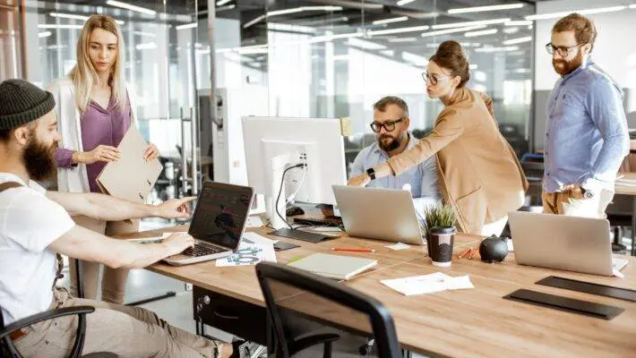 The traditional five-day work week has been the norm for decades. Lately, however, a new concept has been gaining traction: the four-day work week.