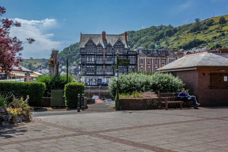 South Devon is a paradise for tourists, boasting scenic beaches, historical castles, museums, and gardens. It offers attractions suitable for visitors of all ages and interests.