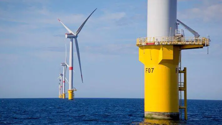 BP has announced a pause on all new offshore wind projects as the company’s newly appointed CEO, Murray Auchincloss, pivots focus back to fossil fuels. This strategic shift, first reported by Reuters, also includes a hiring freeze within the offshore wind division.