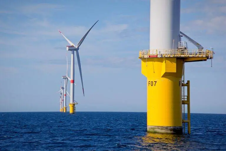 BP has announced a pause on all new offshore wind projects as the company’s newly appointed CEO, Murray Auchincloss, pivots focus back to fossil fuels. This strategic shift, first reported by Reuters, also includes a hiring freeze within the offshore wind division.