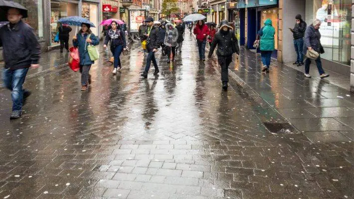 The UK economy failed to grow in April, with heavy rainfall significantly dampening consumer spending. According to the Office for National Statistics (ONS), economic activity remained flat for the month, aligning with economists' forecasts.