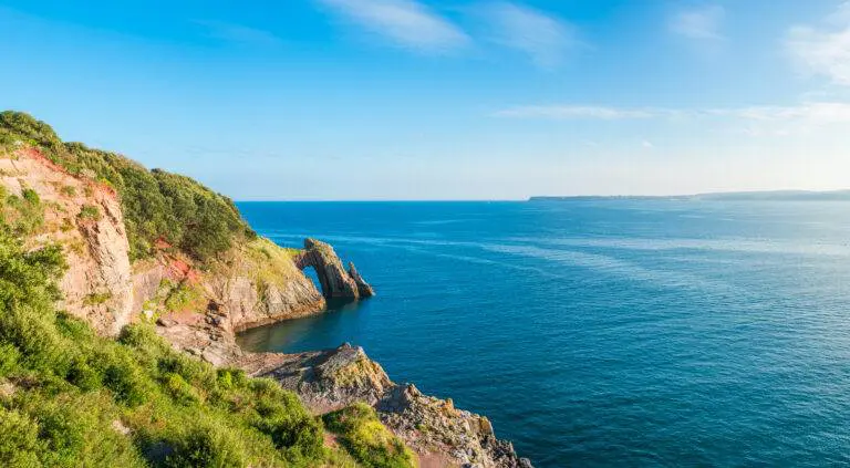 South Devon is a piece of heaven on Earth with its panoramic beauty and natural landscapes. It is a cool place in the Southwest of England and has everything such as forests, beaches, and big open spaces.
