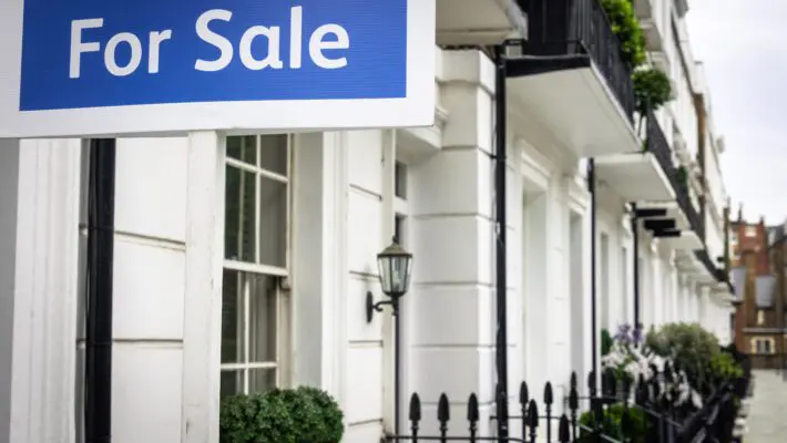 UK house prices experienced a modest rise in June, marking the second consecutive month of growth, according to high street lender Nationwide. However, economists caution that prices are likely to “flatline at best” over the summer due to the impact of increased mortgage rates.
