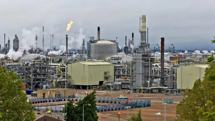 Scotland’s last remaining oil refinery at Grangemouth will close between April and June next year, resulting in the loss of 400 jobs and leaving the UK with only a handful of refineries.
