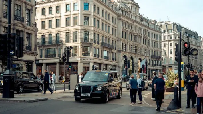 Retail leaders are calling on Chancellor Rachel Reeves to scrap the so-called “tourist tax,” warning that Britain is losing billions in economic growth as tourists opt to shop elsewhere in Europe