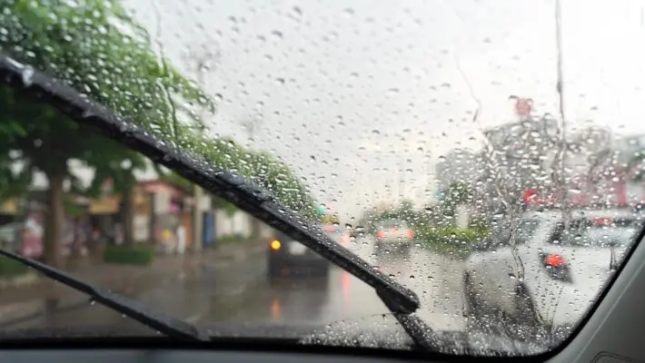 Weather conditions can make driving much more difficult, especially when visibility is reduced due to rain, fog or snow. The danger of such conditions is a significant increase in braking distances, reduced wheel grip and difficulty in orientation.
