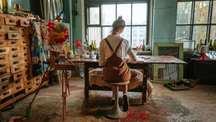 Summer VonHolten is a Texas-based oil painter known for her emotionally rich and visually striking artwork.