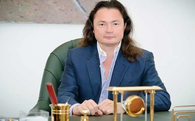 Vladimir Semenikhin, an entrepreneur and cultural patron, seamlessly melds his expertise in construction with a profound dedication to Russian art.