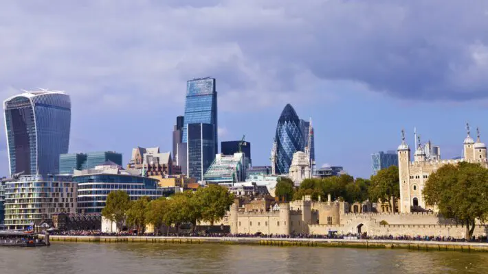 Throughout its history as a financial center worldwide with major banks and financial institutions headquartered there in London; the landscape has notably transformed in recent times with the emergence of a surge in fintech startups utilizing cutting edge technologies such as blockchain and artificial intelligence, alongside modern digital banking offerings.