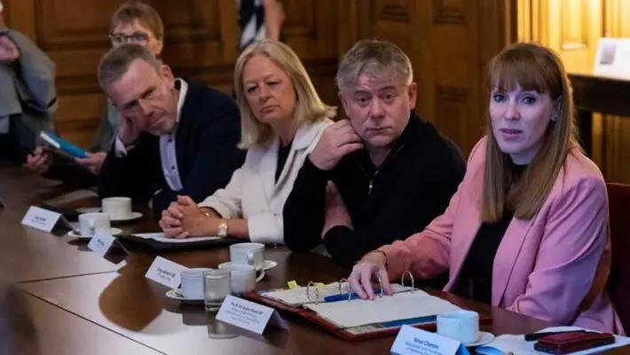 The government has issued new guidance instructing public sector buyers to make it easier for small businesses to win a larger share of the £400 billion spent annually on goods and services.