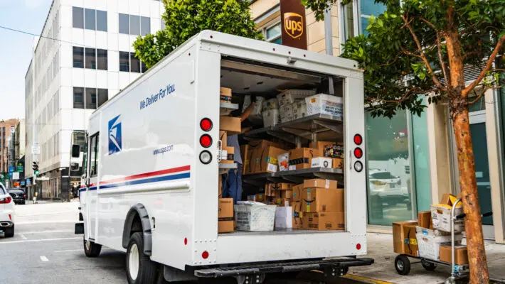 The US Postal Service (USPS) has resumed accepting parcels from mainland China and Hong Kong, reversing a brief suspension triggered by new trade measures introduced by President Donald Trump.
